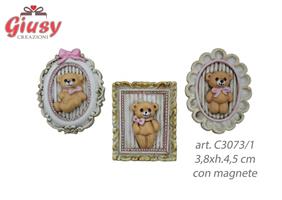 Orsetto Bimba Su Quadretto In Resina Con Magnete 3 Soggetti Assortiti 3,8xh.4,5 Cm 12*144